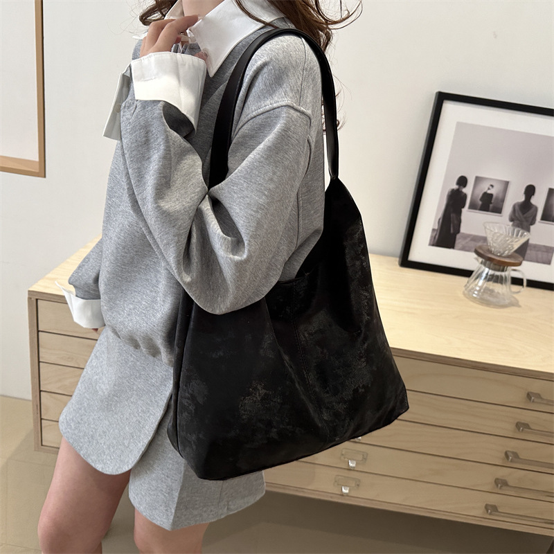 Bolso de brazo de gran capacidad para mujeres nuevo estilo 2025 primavera de moda bolso de mujer de viaje universal bolso de hombro de clase