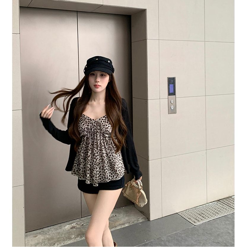 Korean-style sexy leopard print V-neck camisole for women, spring 2026 new style, stylish design, slimming short top.