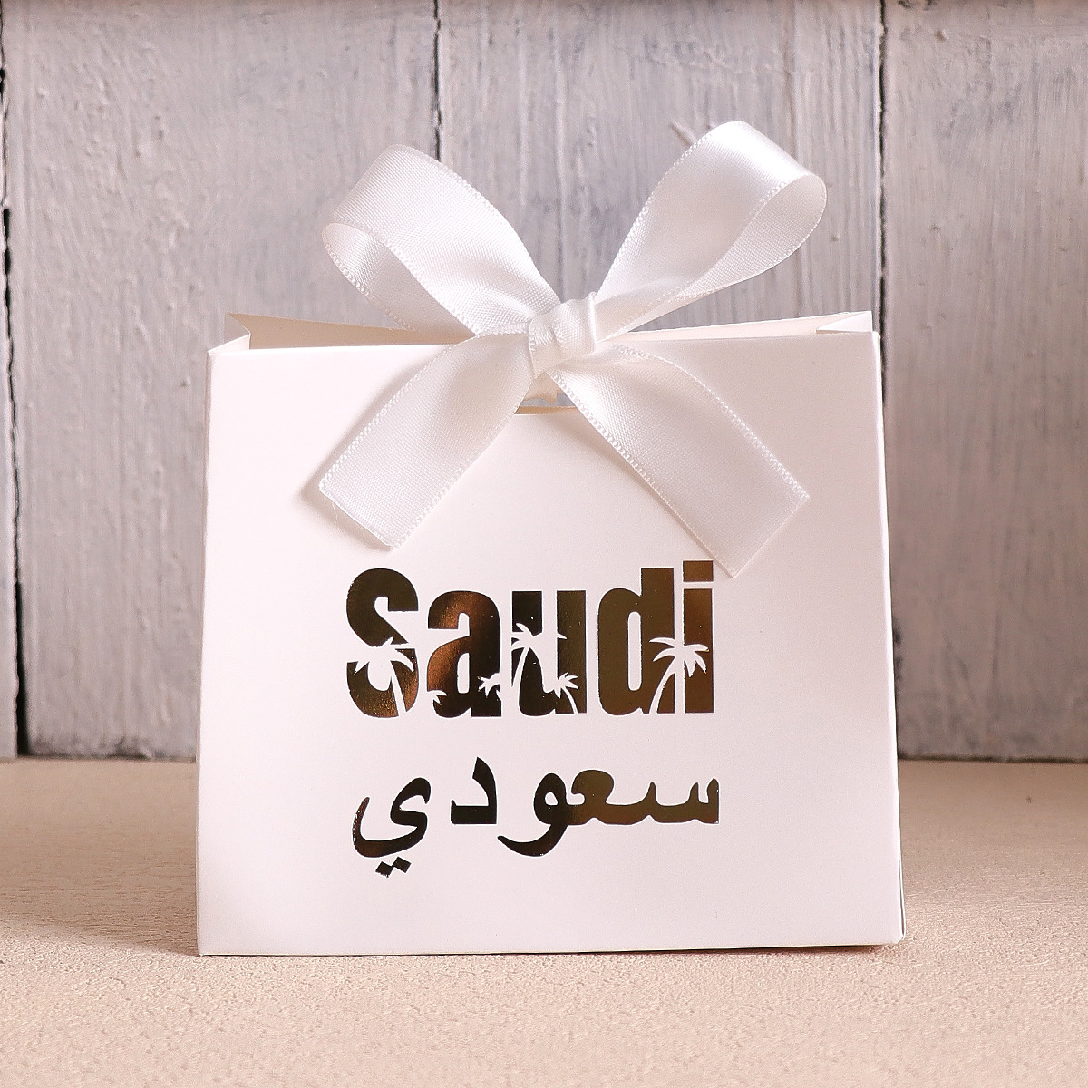 흰색 선물 상자 - 흰색 리본