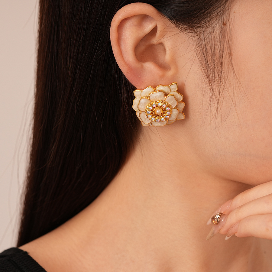 30g Weight 0.03µm Gold Plating Thickness Electroplating Gold Plating Process Alloy Ear Needle Material Copper Plated Plating Material Ear Studs Classification 1 Pair Quantity Holiday, Daily Occasion Alloy Material Flower Pattern Women's Gender Elegant, Retro Style Enamel Craft 1 Pair Elegant Retro Flower Enamel Alloy Drop Earrings Ear Studs 2