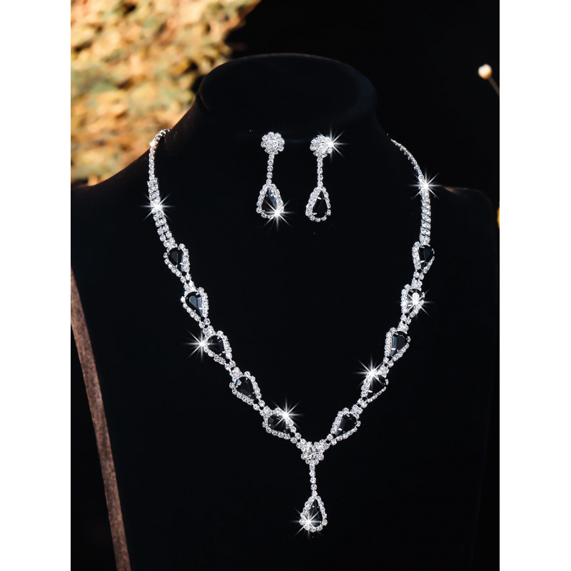 Bruidssieraden set met strass ketting en oorbellen elegant_voghion.com