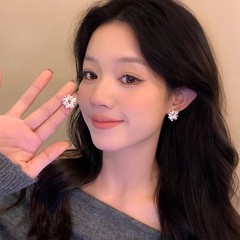 2025新型の太陽の花の幾何学の真珠のピアスの女性の大衆の高級感のイヤリングは軽くて豪華で精巧で独特な耳飾りです。