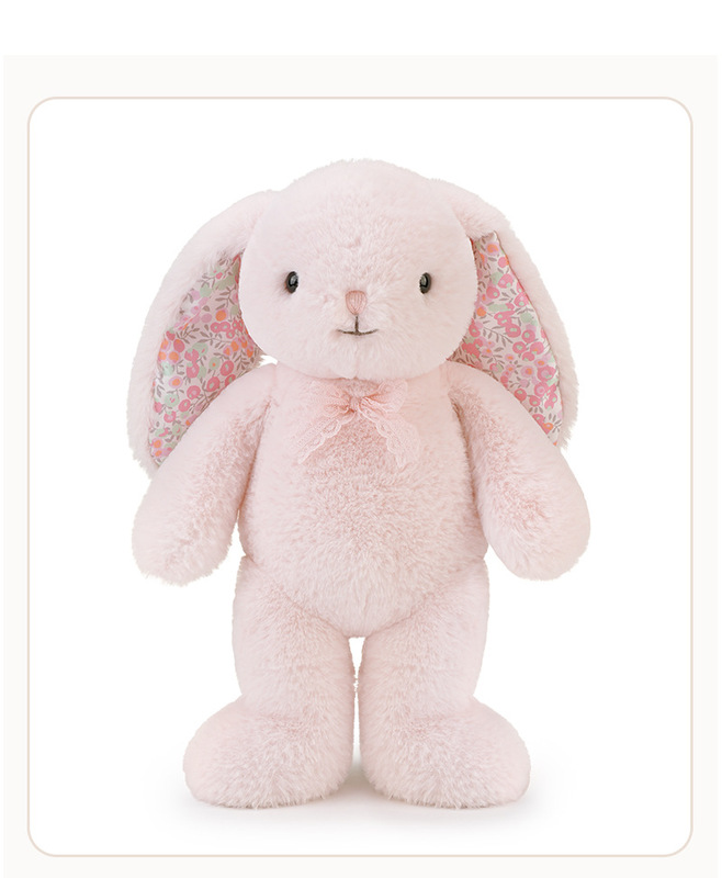 赤ちゃんのぬいぐるみを抱いています。ウサギのぬいぐるみが可愛いです。|undefined