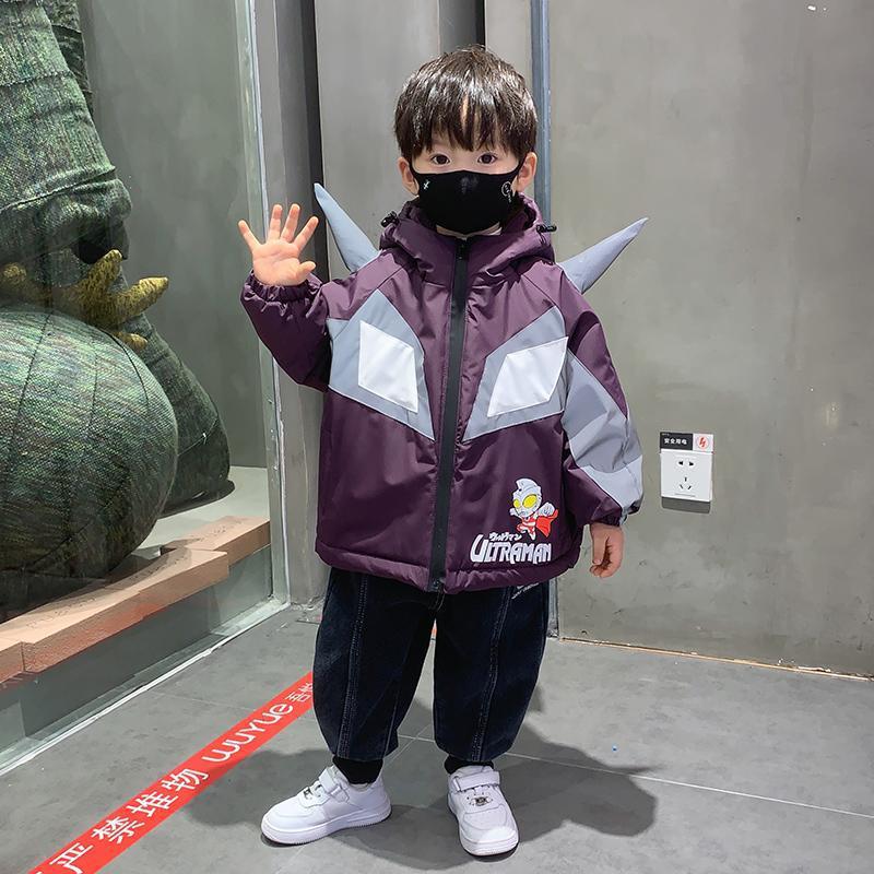 西麦贝贝服饰男童加绒加厚外套奥特曼儿童连帽带角棉衣小孩棉服。