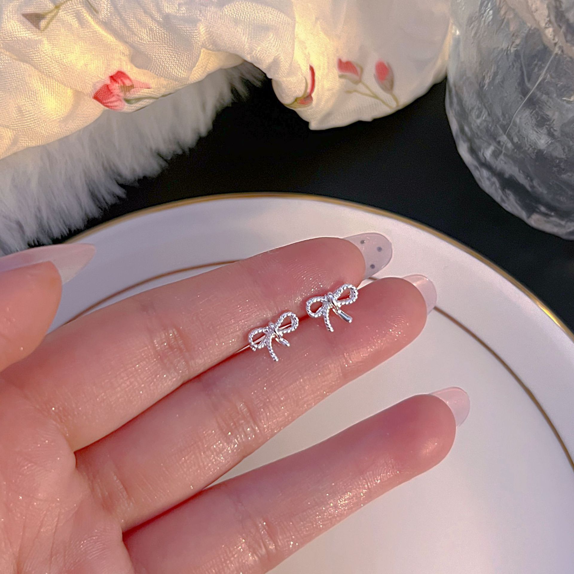 Kleine S999 Sterlingsilber Ohrlöcher Pflege-Ohrstecker Damen 2025 neue Kollektion Trend vielseitige Ohrringe hochwertiges Ohrschmuck Großhandel