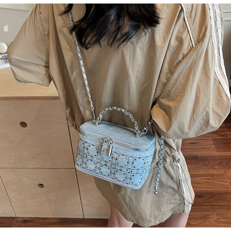 The diamond-shaped chain crossbody bag for women in the summer of 2025 features a fashionable and niche design. This year, the box bucket bag is in vogue undefined