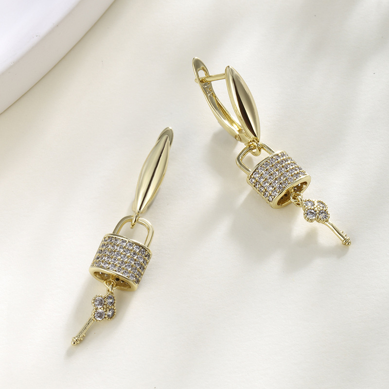 Pendientes de llave de cerradura de diamantes de aleación Xuping, lujo ligero, sentido de alta gama, otoño e invierno, nicho, moda europea y americana, pendientes largos, mujeres