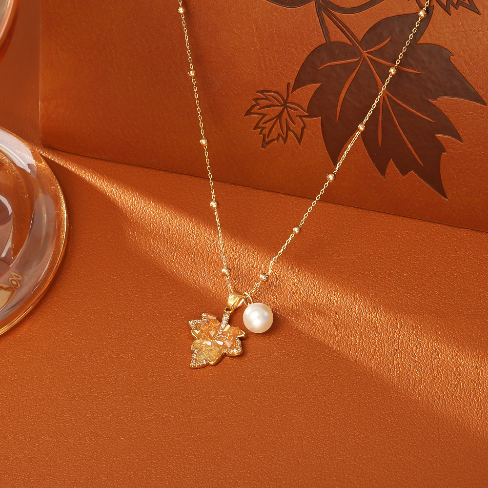 Collar vintage elegante con hoja de arce y perlas en gradiente_voghion.com