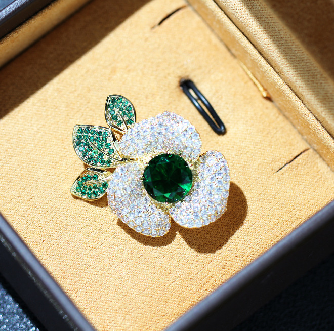 Elegant tvåfärgad kameliabrosch med glittrande diamanter_voghion.com