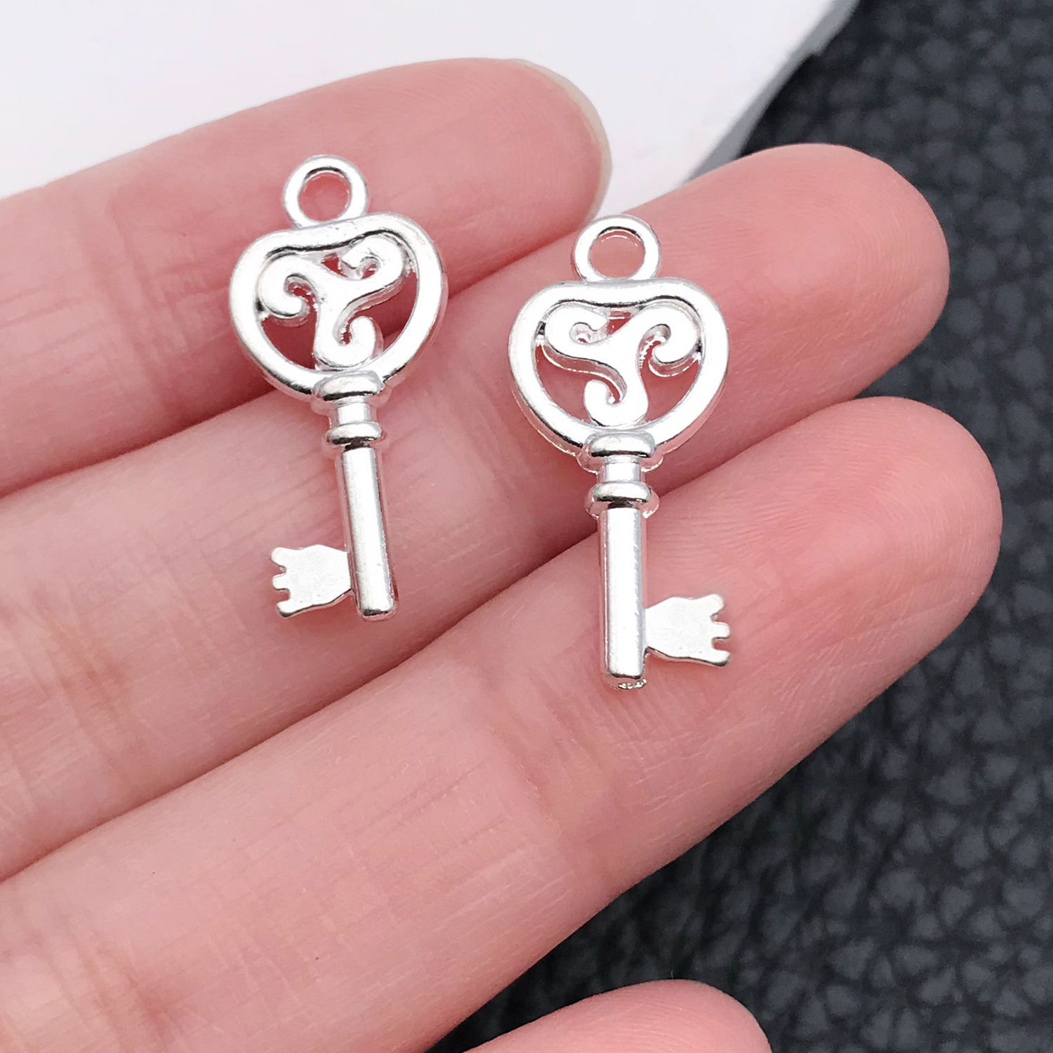 20967-X-亮银锌合金钥匙10x22-1g