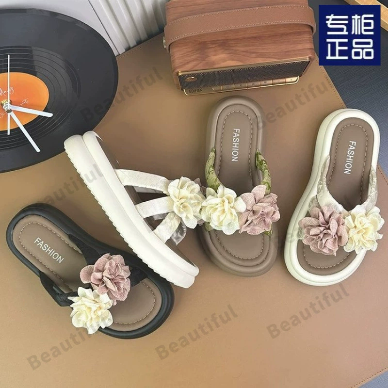 Женские пляжные шлепанцы с цветочным принтом, мягкая подошва, летняя новинка 2025 года, толстая подошва, фееричный стиль, большие размеры.