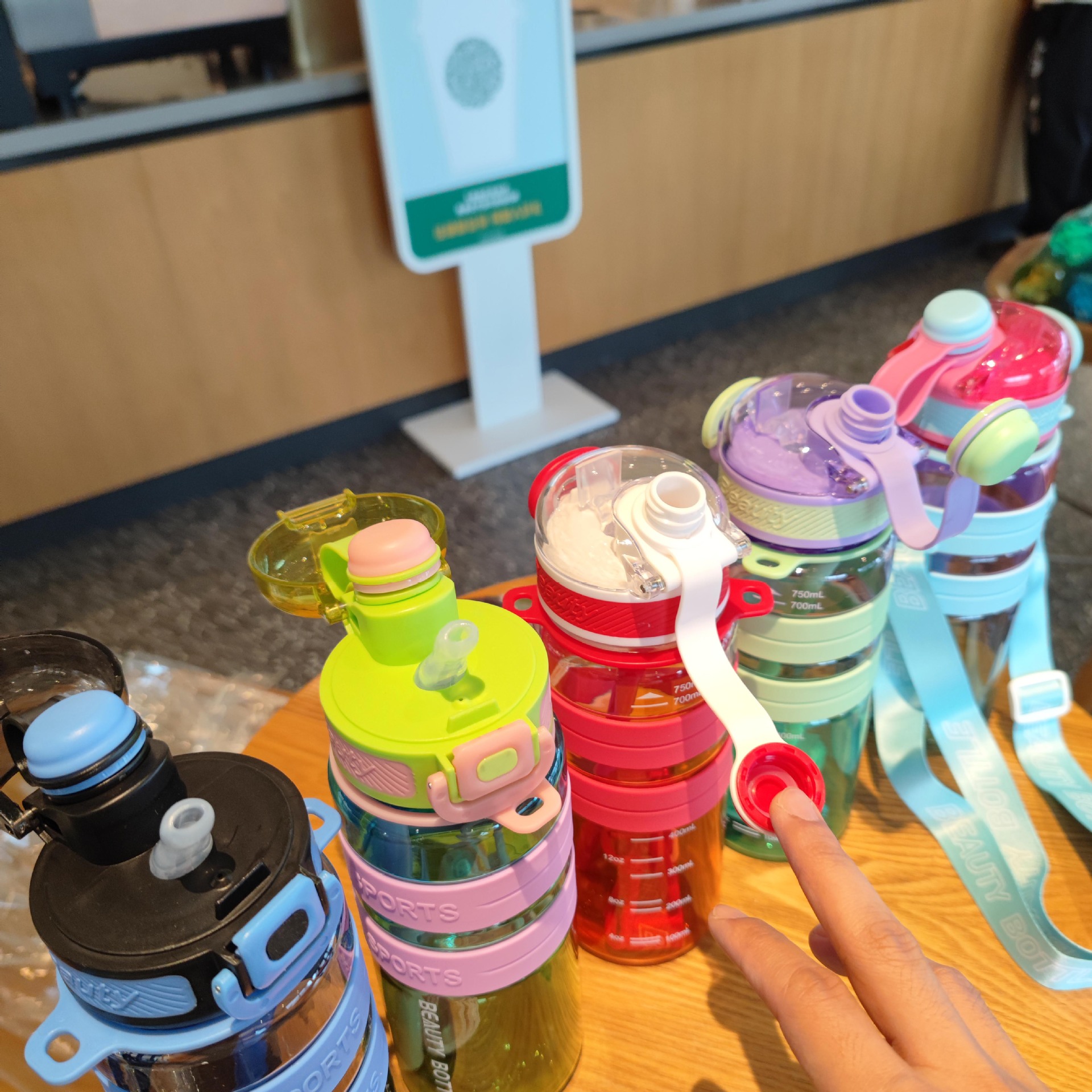 Nuevo estilo de deportes al aire libre fitness botella de agua doble colorido verano correa portátil taza de agua de plástico botella de lectura para estudiantes