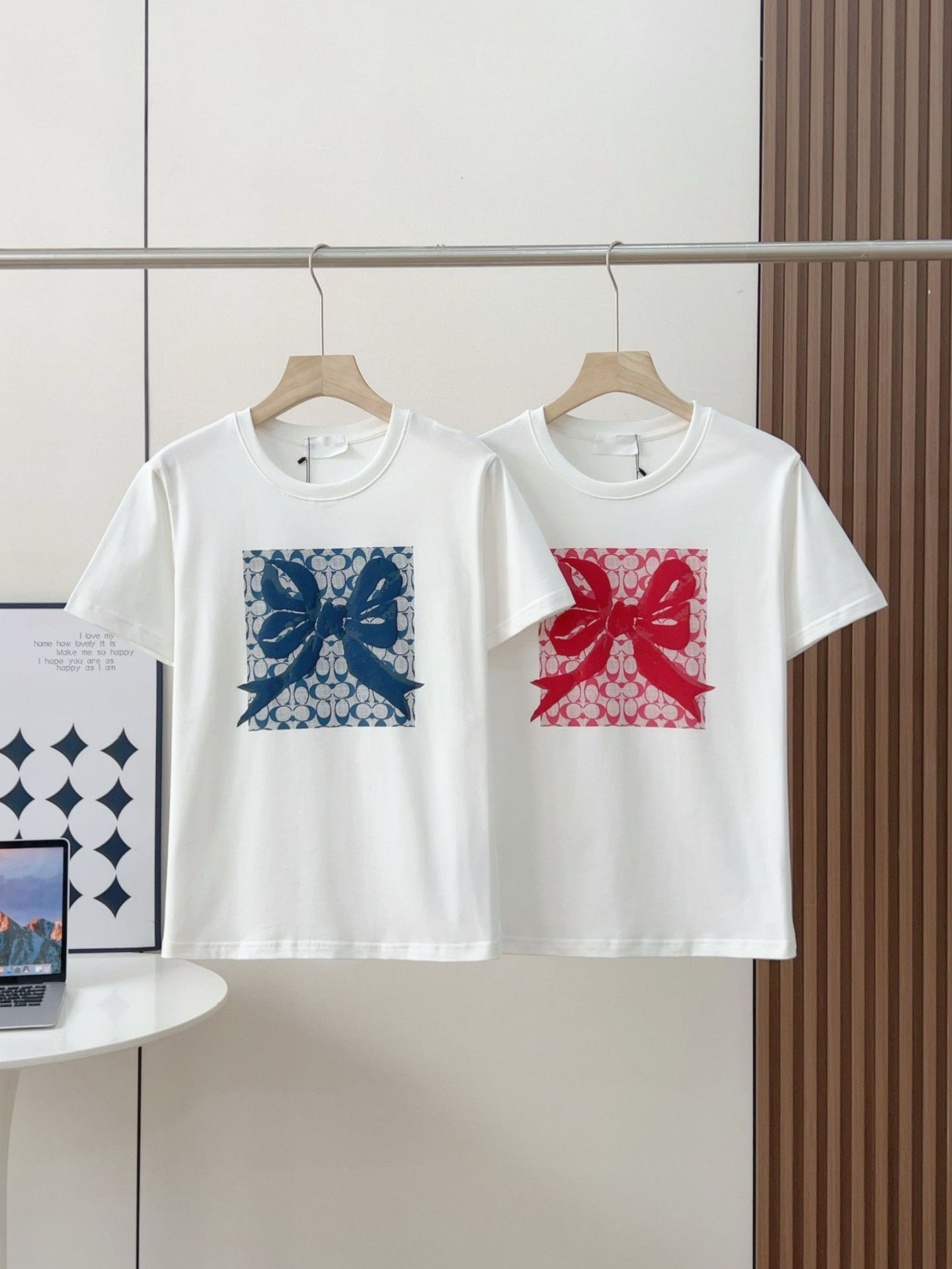 Retro classic T-shirt with a round collar with bow