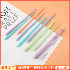 12本のカラープラスチックかぎ針diy手作りの単頭毛糸編み工具の材料はセーターの針を包んで卸売りします。