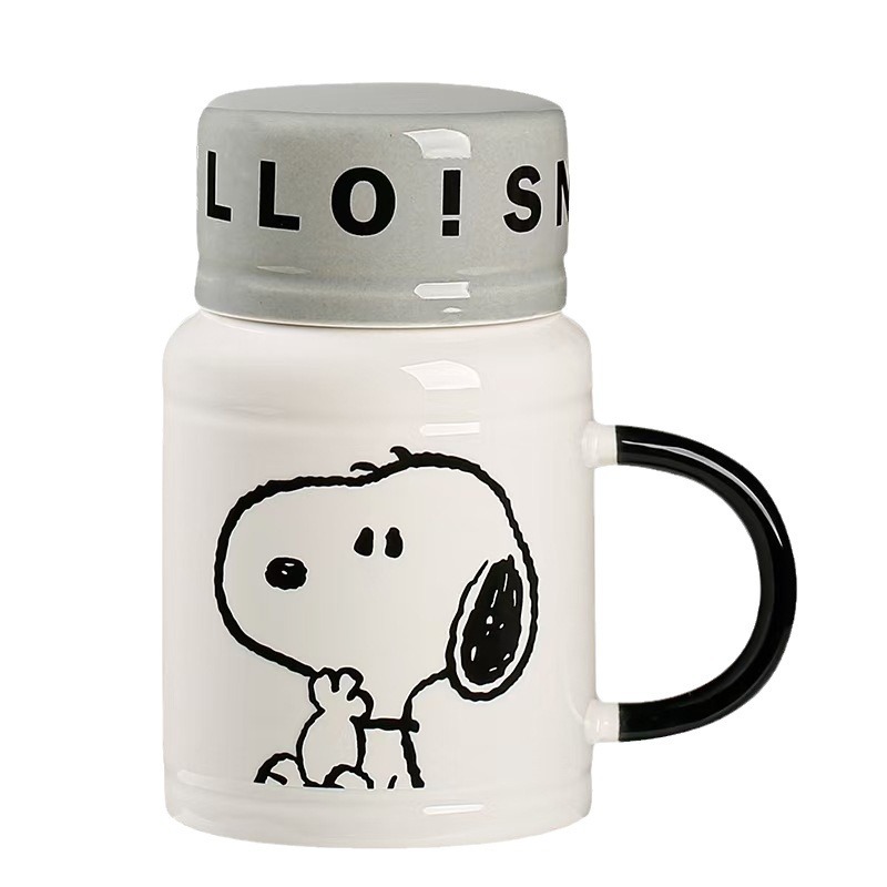 Auténtica licencia Snoopy cerámica taza pequeña fresca de dibujos animados con tapa de taza de hervidor de agua acompañante de regalo taza de alto valor de cara