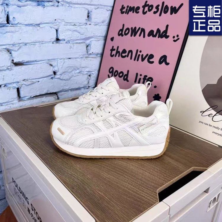 Breathable sneakers made of soft leather with shoelaces for leisure