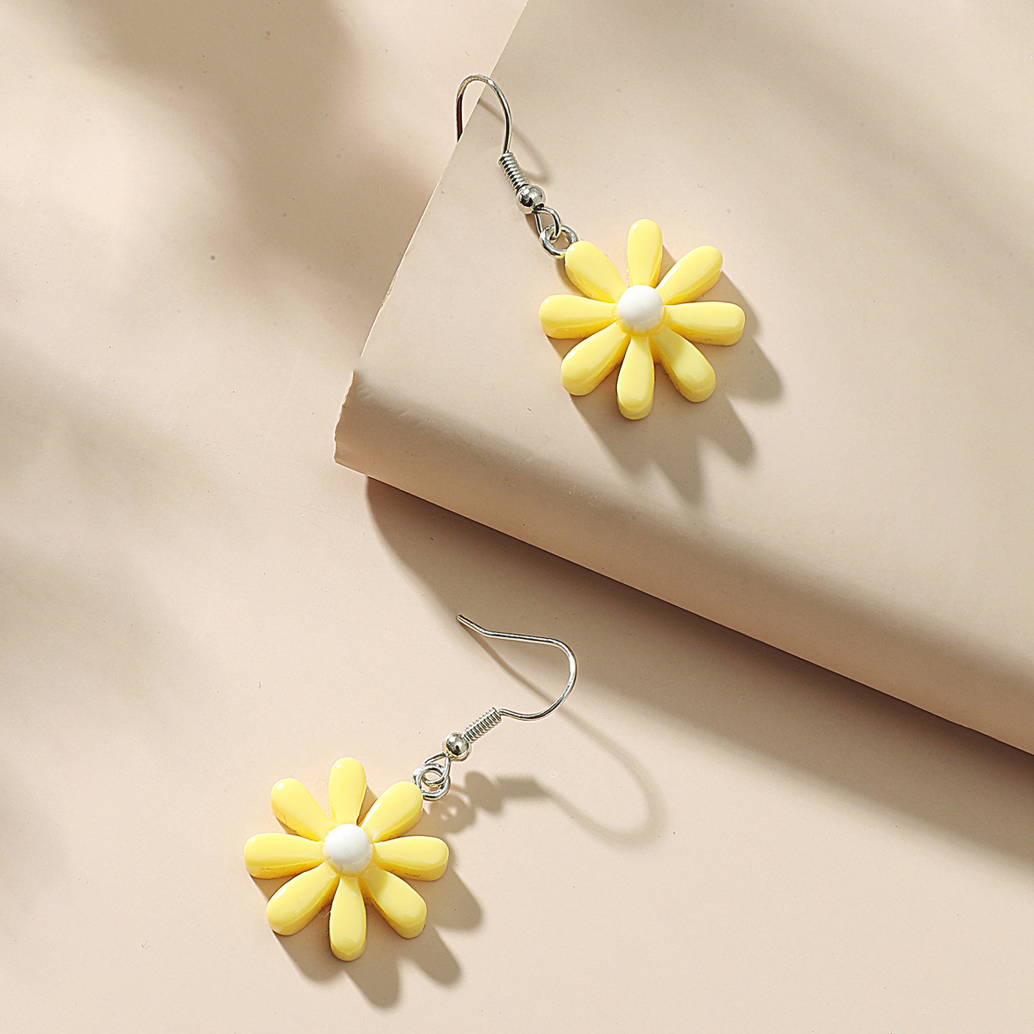 Korean Style Resin Daisy Earrings Wholesale display picture 7