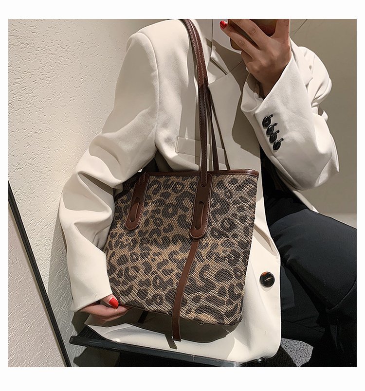 2021 New Trendy Simple Shoulder Bag Thousand Birds Plaid Retro Autumn And Winter Large Capacity School Tote Bag display picture 1