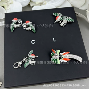 New Chanel-Style High-End Elegant Green Enamel Hummingbird Letter Double C Brooch Chinese Style Coat Accessory Chest Ornament
