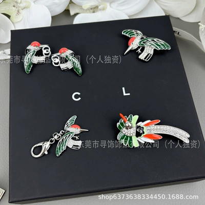 New Chanel-Style High-End Elegant Green Enamel Hummingbird Letter Double C Brooch Chinese Style Coat Accessory Chest Ornament