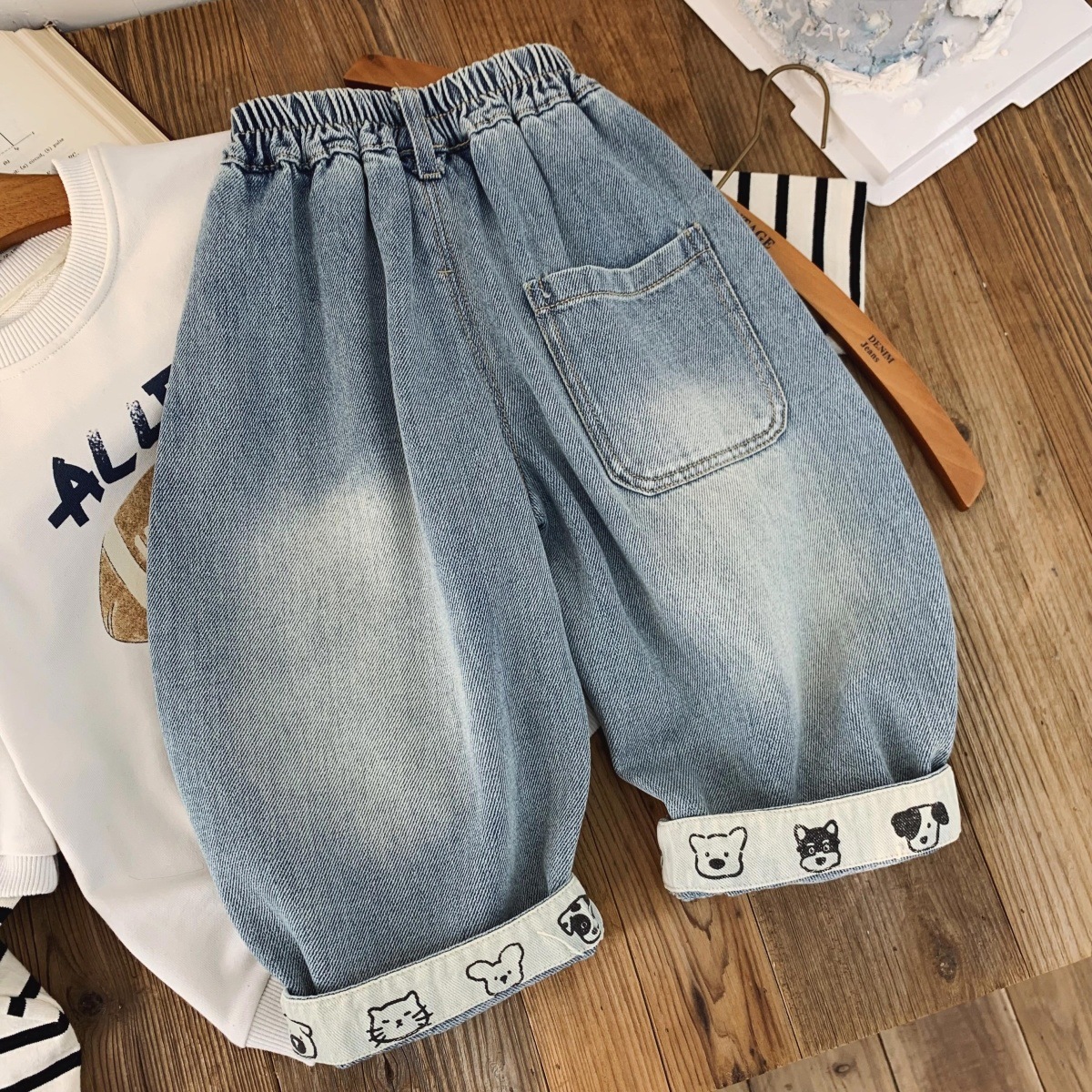 Nuevos pantalones jeans infantiles de dibujos animados coreanos sueltos pantalones casuales de niños primavera y otoño ropa de chicas pantalones largos de bebé image 2