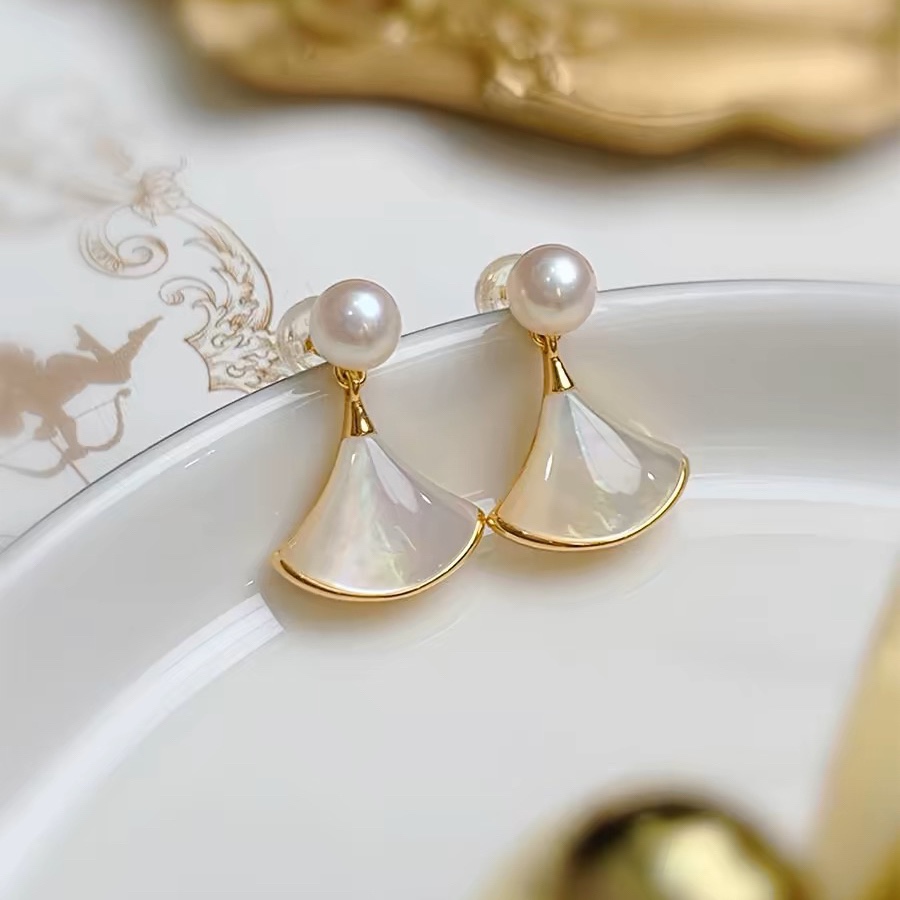 Organic earrings from pearl
