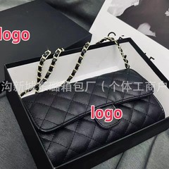 2025春のモデルはチェーンを合わせて菱格の刺繍線を包んでいます。