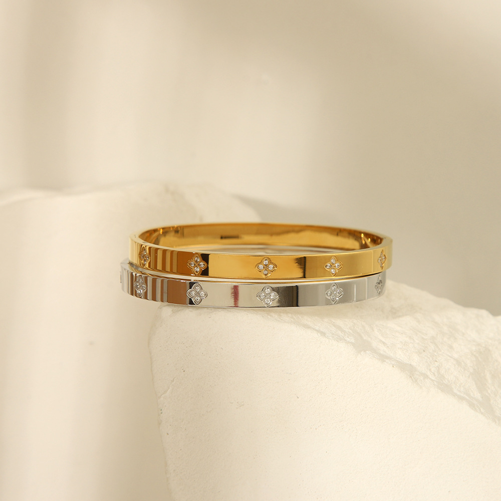 Ins estilo explosivo CNC diamante brillante flor de cuatro hojas flor de la suerte moda todo fósforo hebilla pulsera hecha a mano luz de lujo