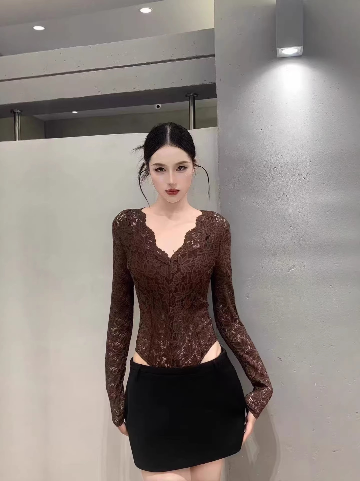 Otoño de 2026 nuevo camiseta de encaje de cuello en V para mujeres puras y calientes de manga larga delgada con cremallera temperamento camiseta