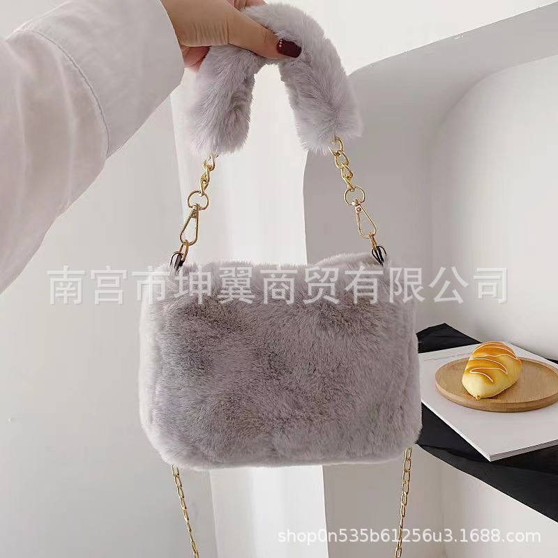 Bolso de la felpa del otoño y del invierno 2023 Nueva Bolsa femenina ins nicho cadena mensajero bolsa de moda pequeña bolsa cuadrada bolsa peludera