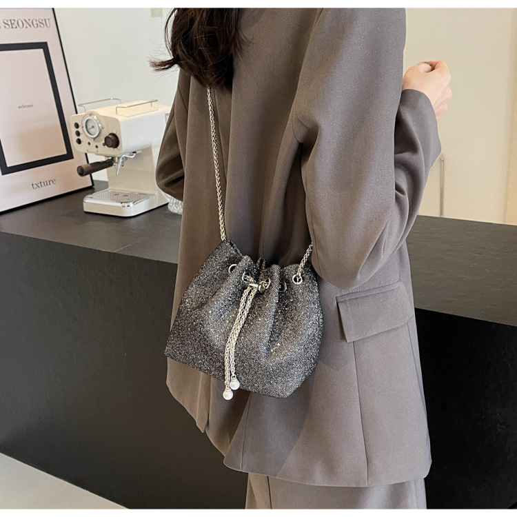 2024 Borsa a tracolla piccola con catena a secchiello versatile e alla moda con alta qualità e nuova borsa a tracolla unica e popolare_voghion.com