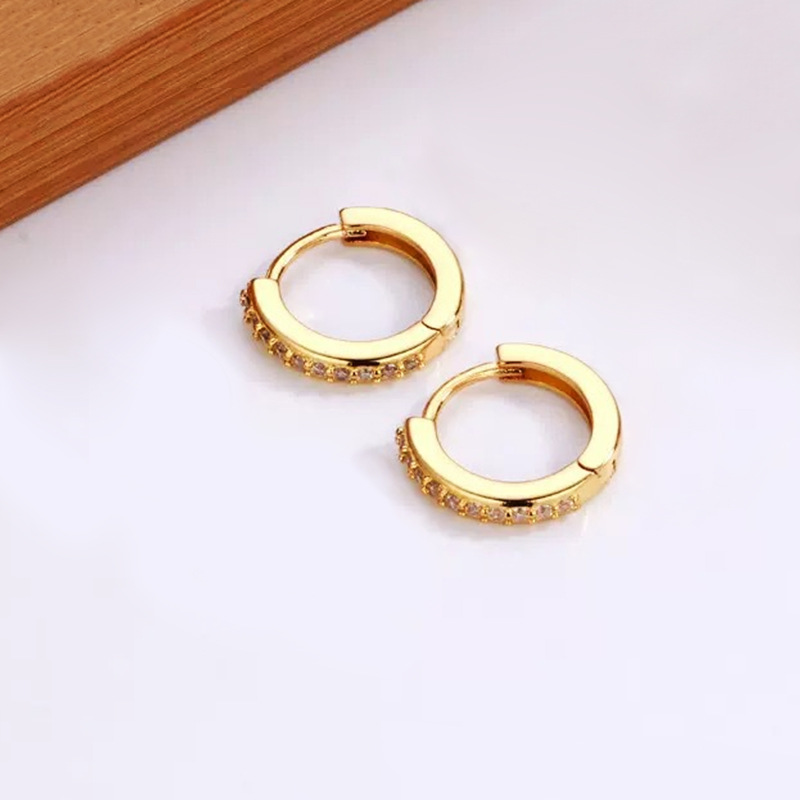 Nicho de moda transfronteriza sensación de diseño de cobre chapado en oro real perfiles redondos de alta calidad sensación de lujo ligero pendientes de mujer venta directa