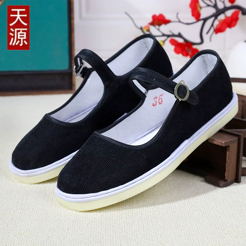 На линии старая пекинская обувь из ткани из говядины