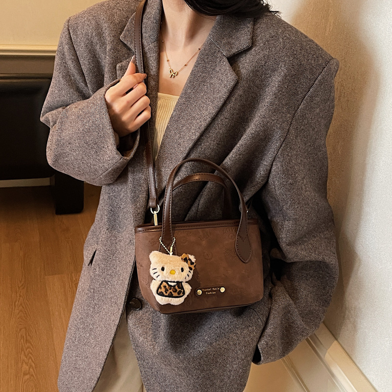 Corea del Sur super caliente retro bolso de mano de estilo extranjero para mujeres 2025 nueva moda simple hombro mochila bolso de cubo de moda