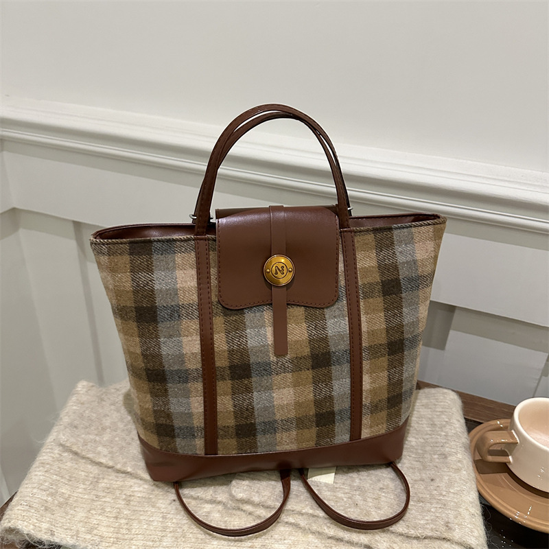 Bolsas de gran capacidad de cuadrillas populares de otoño y invierno de mujeres 2024 nueva moda retro bolsas de tote versátiles mochila de hombro casual