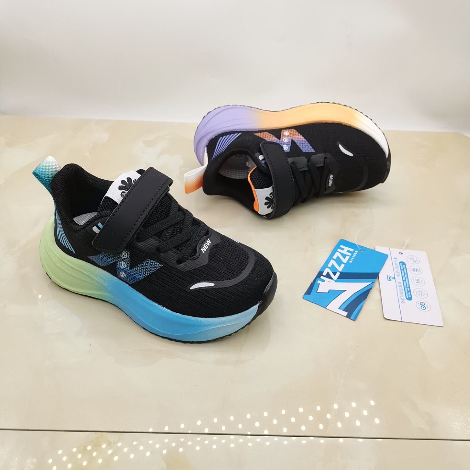 Zapatos deportivos para niños 2025 otoño nuevo botón giratorio ventilado para niños zapatos de carreras chicas zapatos de baloncesto de moda versátiles