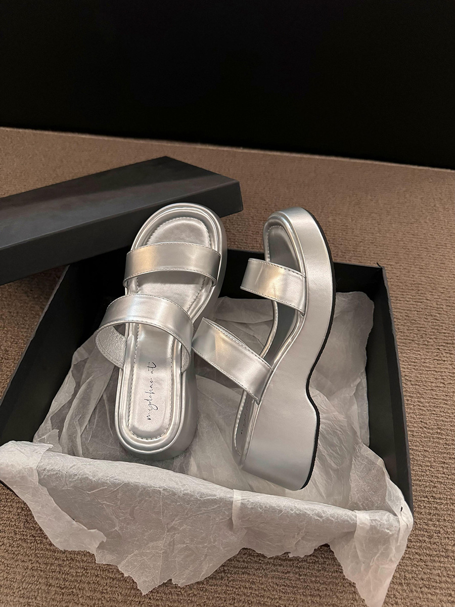 Sandalias y zapatillas de plataforma de bizcocho, zapatos de mujer, desgaste exterior 2025 nuevo estilo de verano con estampado de leopardo, aumento de temperamento, sandalias coreanas de moda