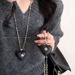 黒い愛の十字架のネックレス秋冬の長いタイプのファッションは毛の服のチェーンに合わせて軽くて豪華な感じの衛衣のチェーンの装飾を配合します。