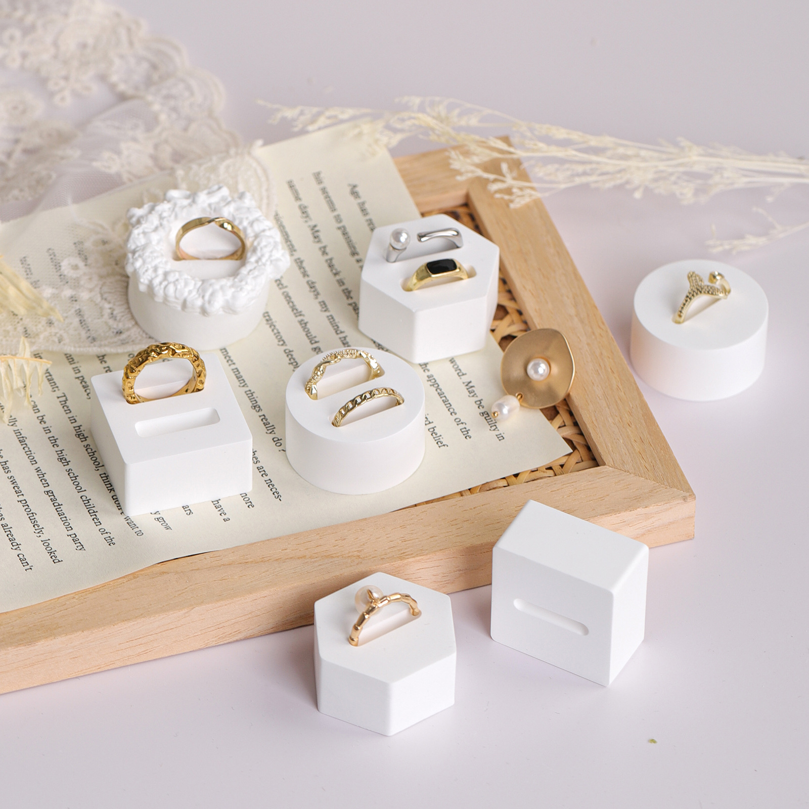 Soporte de anillos blanco de yeso para joyería y fotografía image 14