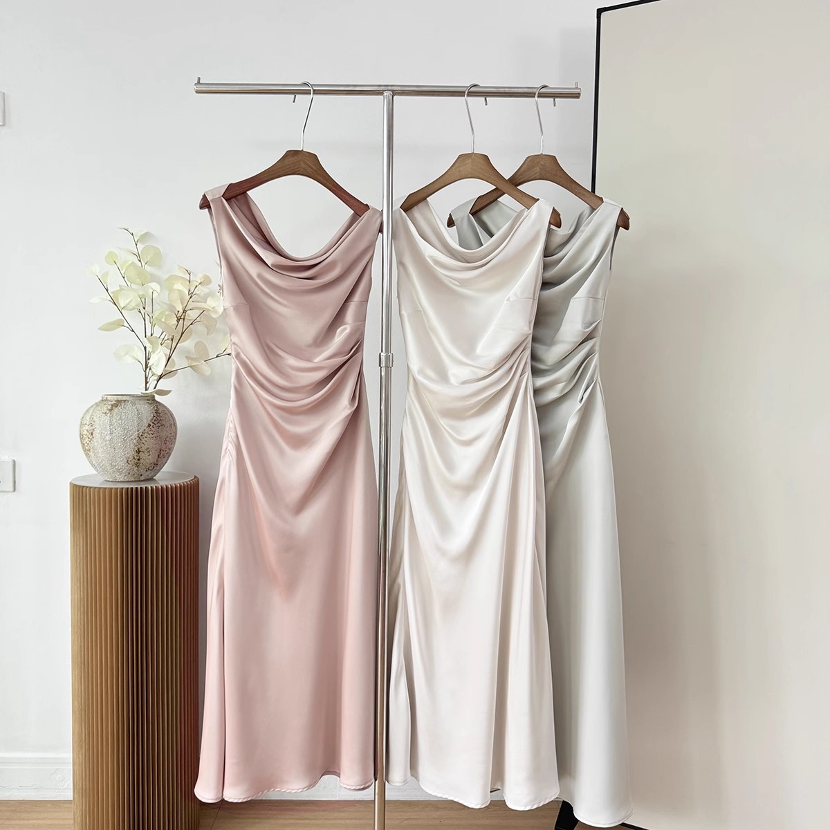 Roupas femininas Vestido de gola alta ombro a ombro estilo francês saia rabo de peixe cintura três cores verão 2024_voghion.com