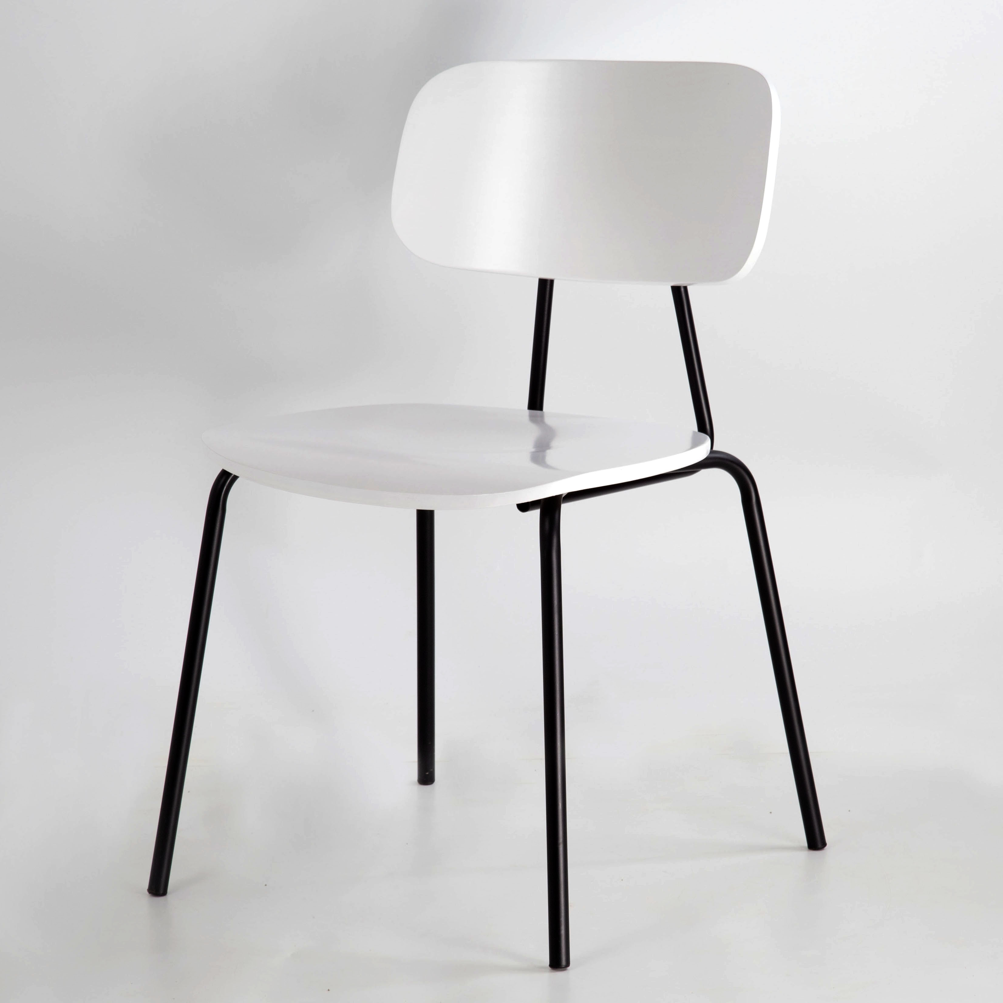 검정색 발 + 흰색 등받이 패널