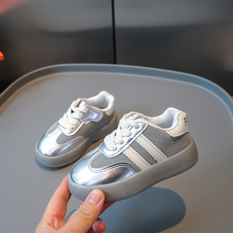 Zapatilla de deporte para niños 2023 otoño nuevo estilo coreano zapatos casuales para niñas zapatos de entrenamiento alemán para niños zapatos pequeños para bebés de fondo suave