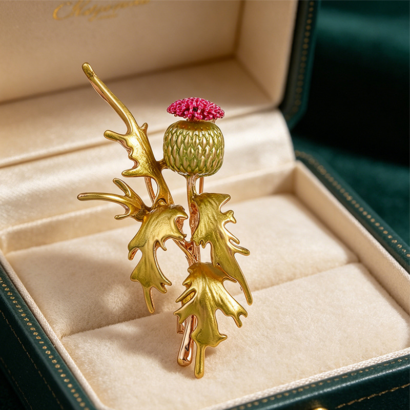 High-end creative enamel green primrose brooch, versatile and elegant alloy brooch, coat and suit decoration pin, wholesale