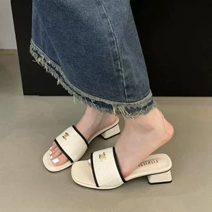 Летние шлёпанцы с металлическим логотипом (Chanel-style), массивный каблук, размеры 35–40