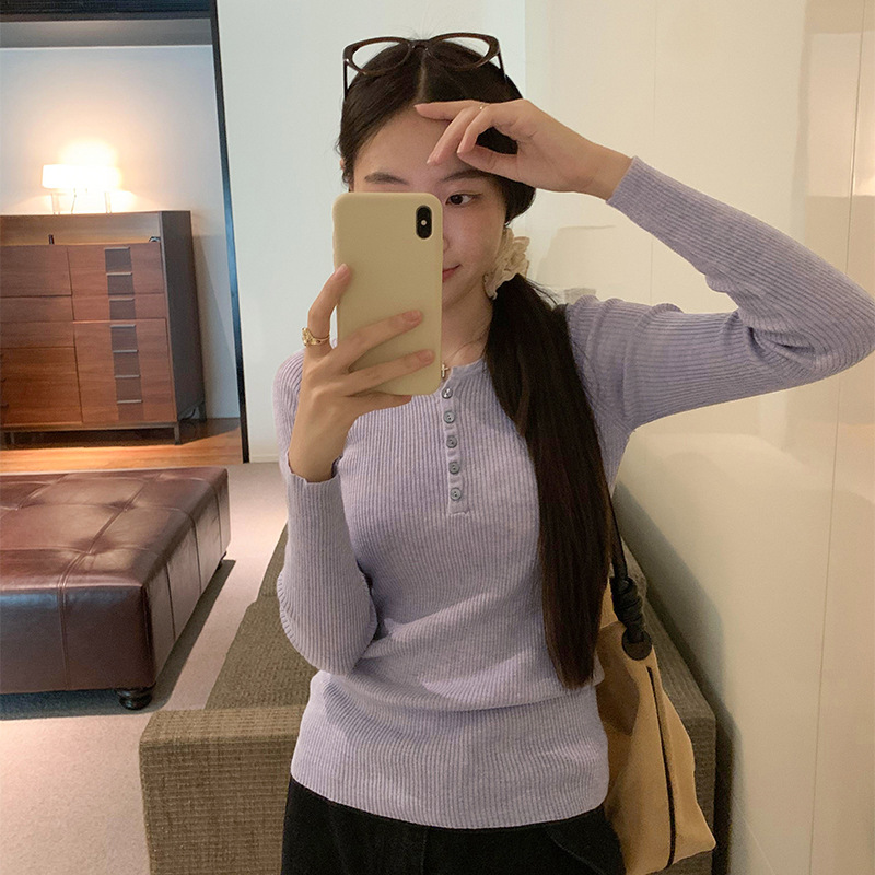 半開襟ボタンの肩がスリムに見えます。長袖の中に底のニットの女性秋冬2024新作上着を掛けます。|undefined