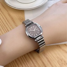 �����ֱ�Ůѧ����Լ����С���̷���Ůʿ�ٴ������������ѧԺ��