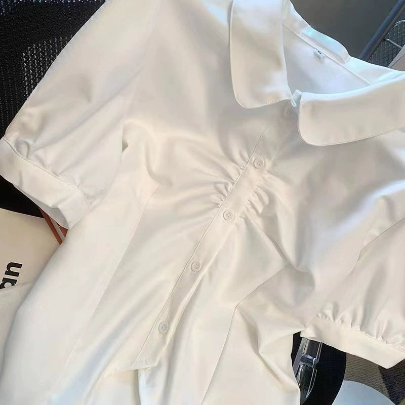 Белая женская рубашка с короткими рукавами на шнуровке, уникальным дизайном, воротником-поло, затягивающим талию, универсальной рубашкой в ​​студенческом стиле с пышными рукавами для похудения.