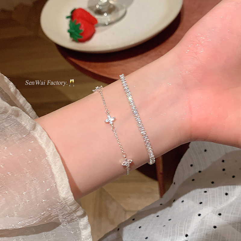 Exquisite, sparkling cubic zirconia four-leaf clover stacked bracelet for women, featuring a unique and beautiful design, a niche style, and a luxurious, high-end feel. Wholesale available Exquisite, sparkling cubic zirconia four-leaf clover stacked bracelet for women, featuring a unique and beautiful design, a niche style, and a luxurious, high-end feel. Wholesale available