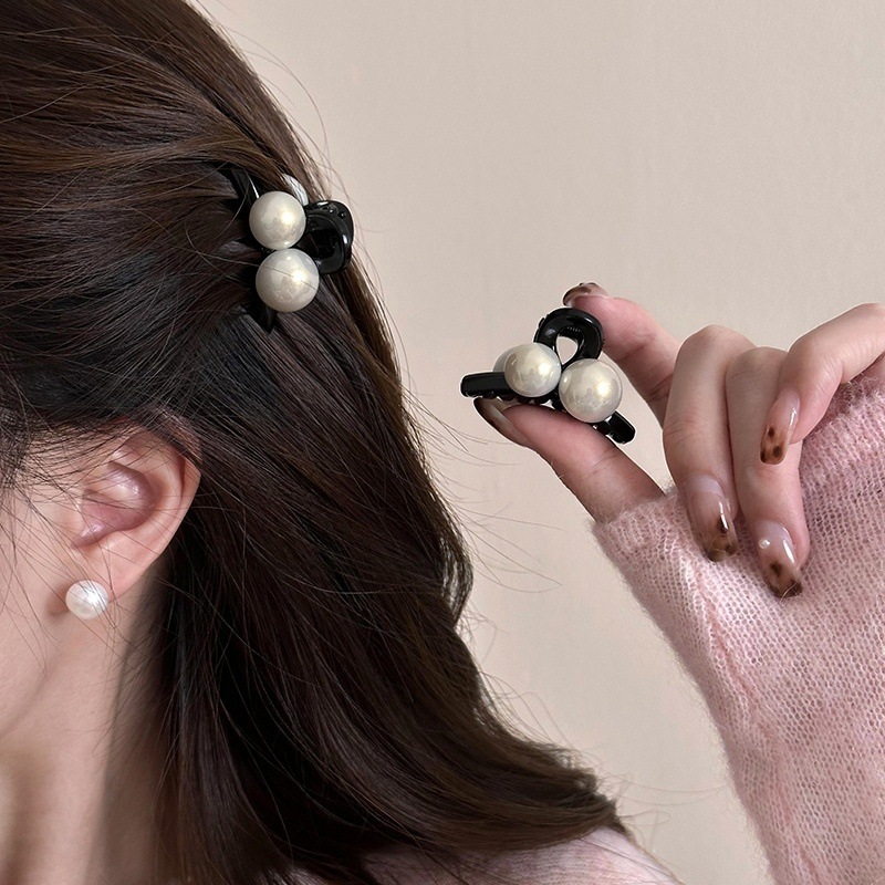 ダイヤモンドの蝶結びの小さいヘアピンを入れて、女性の気質の前髪の小さいものを挟みます。