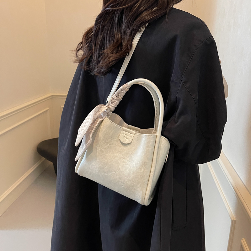 Cestas de verduras portátiles de moda simple 2024 nueva bolsa de mujer estilo extranjero versátil bolso de cubo de alta calidad nicho mochila